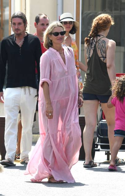 Kate Moss and her pink maxi dress in St Tropez Kate Moss and her pink maxi dress in St Tropez