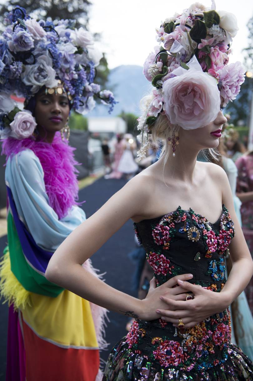 https://vg-images.condecdn.net/image/XYkLmk8bY9l/crop/810/f/dolcegabbana-alta-moda-como-2018-backstage-10.jpg