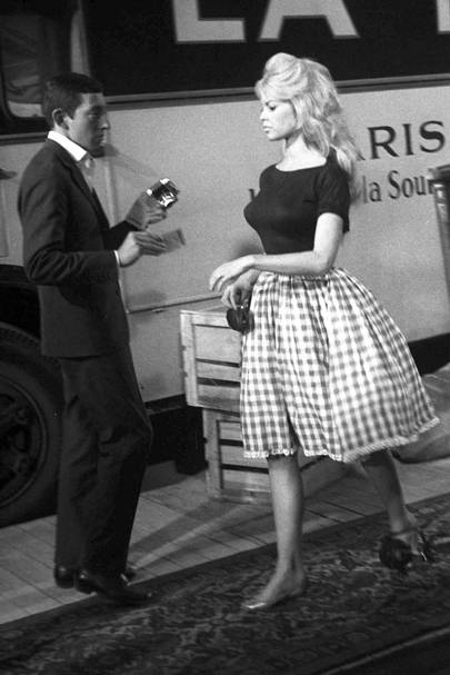 Brigitte Bardot Style Fashion Icon British Vogue 1958 Brigitte And Serge Gainsbourg Starred Together In Voulez Vous Danser Avec Moi This Scene Bardot S Curves Are Accentuated With A Full Gingham