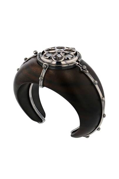 In closed position, The "Desdemone" macassar ebony cuff with gold links from the "Mécaniques Celeste" collection by Elie Top