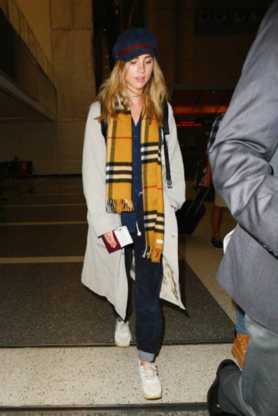 Burberry scarf bar - personalised scarves: Cara Delevingne, Suki ...